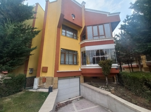 ESENBAHÇE VİLLALARINDA 6+1 280M2 SATILIK BAKIMLI VİLLA